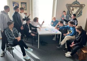 Ученики школы 2107 посетили квартиру Островского. Фото взято со страницы учебного заведения в социальных сетях.