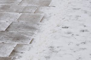 Сотрудники «Жилищника» провели уборку снега в районе. Анна Быкова, «Вечерняя Москва»
