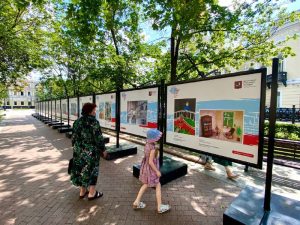 Выставка детских рисунков открылась в районе. Фото: Telegram-канал Дмитрия Башарова