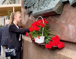 Церемония возложения цветов к мемориальной доске на бывшем здании НКИД СССР прошла в районе. Фото: Telegram-канал Дмитрия Башарова