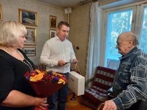 Представители управы поздравили с ветерана с юбилеем. Фото: Telegram-канал Дмитрия Башарова