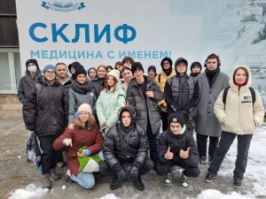 Ученики школы №2107 посетили НИИ имени Склифосовского. Фото: страница учреждения в социальных сетях