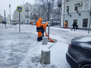Представители управы района рассказали о ходе уборки снега. Фото: Telegram-канал Дмитрия Башарова