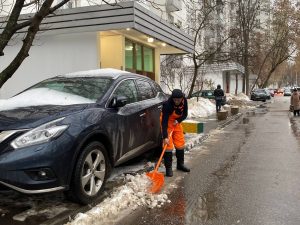 Ликвидацию последствий снегопадов продолжили в районе. Фото: Telegram-канал Дмитрия Башарова