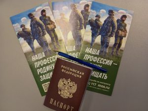 Музыкант Юрий Кононов встретился с контрактниками в Едином пункте отбора на военную службу в Москве. Фото: архив, «Вечерняя Москва»