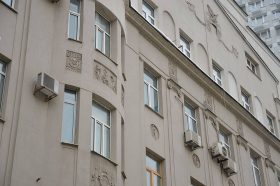 Здание с внешним дымоходом в районе привели в порядок. Фото: Анна Быкова, «Вечерняя Москва»