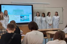 Ученикам медкласса школы №2107 провели урок студенты РГСУ. Фото: страница учреждения в социальных сетях