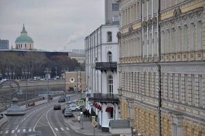Рейд безопасности организовали специалисты ГБУ «Жилищника» Мещанского района. Фото: Анна Быкова, «Вечерняя Москва»