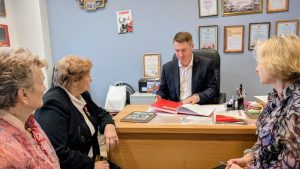 Глава управы Мещанского района провел встречу с ветеранами. Фото: Telegram-канал Дмитрия Башарова