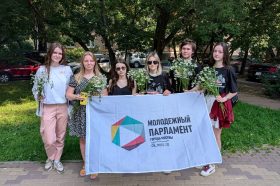 Члены Молодежной палаты Мещанского района провели акцию ко Дню семьи, любви и верности. Фото: страница Молодежной палаты Мещанского района в социальных сетях