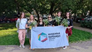 Члены Молодежной палаты Мещанского района провели акцию ко Дню семьи, любви и верности. Фото: страница Молодежной палаты Мещанского района в социальных сетях