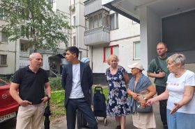 Еженедельный обход территорий: в Мещанском районе прошла встреча управляющей компании с жителями дома. Фото: Telegram-канал главы управы Мещанского района Дмитрия Башарова