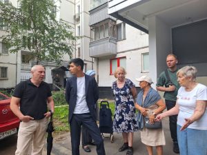 Еженедельный обход территорий: в Мещанском районе прошла встреча управляющей компании с жителями дома. Фото: Telegram-канал главы управы Мещанского района Дмитрия Башарова