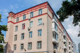 Дом с красными кирпичными карнизами отремонтируют в Банном переулке. Фото: Фонд капитального ремонта многоквартирных домов горда Москвы