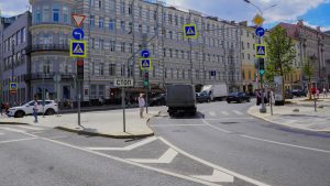 Глава управы Мещанского района провел обход территорий. Фото: Ксения Догонашева, «Вечерняя Москва»