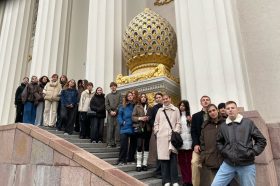 Ученики школы №2054 совершили путешествие в прошлое столицы на ВДНХ. Фото: официальная страница школы №2054 в социальных сетях