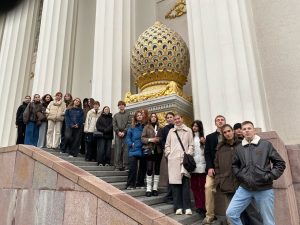 Ученики школы №2054 совершили путешествие в прошлое столицы на ВДНХ. Фото: официальная страница школы №2054 в социальных сетях