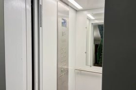 Современные лифты с расширенными дверьми установили в доме на Банном переулке. Фото: пресс-служба Фонда капитального ремонта Москвы