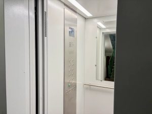 Современные лифты с расширенными дверьми установили в доме на Банном переулке. Фото: пресс-служба Фонда капитального ремонта Москвы