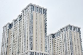 Сотрудники ГБУ Жилищника проверили безопасность домов в районе. Фото: Анна Быкова, «Вечерняя Москва»