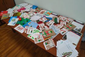 Ученики школы №2107 отправили на фронт новогодние открытки со словами поддержки. Фото: официальная страница школы №2107 в социальных сетях