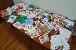 Ученики школы №2107 отправили на фронт новогодние открытки со словами поддержки. Фото: официальная страница школы №2107 в социальных сетях