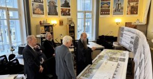 Епископ Мефодий высоко оценил проекты студентов МАРХИ. Фото: сайт МАРХИ 