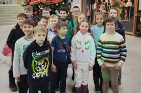 Ученики 2 класса школы №1799 посетили зимние спектакли. Фото: официальная страница школы №1799 в социальных сетях