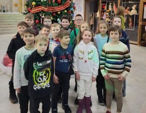 Второклассники школы №2107 посетили зимние спектакли. Фото: официальная страница школы №2107 в социальных сетях