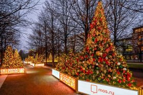 Цветной бульвар превратился в выставку городских проектов под новогодними шарами. Фото: сайт мэра Москвы