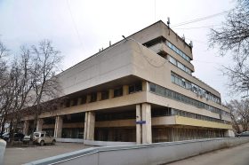 Книжную выставку «Правовая грамотность» организуют в библиотеке для слепых. Фото: Анна Быкова, «Вечерняя Москва»