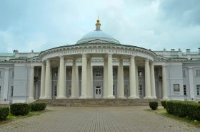 Специалисты НИИ скорой помощи Склифосовского спасли мальчика после ночного ДТП. Фото: Анна Быкова, «Вечерняя Москва»