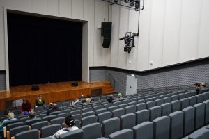 Премьеру спектакля «Морозко» организовали ученики школы №2054. Фото: Анна Быкова, «Вечерняя Москва»