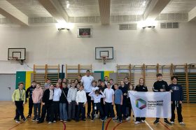 Активисты Молодежной палаты района провели утреннюю зарядку для школьников. Фото: официальная страница Молодежной палаты в социальных сетях