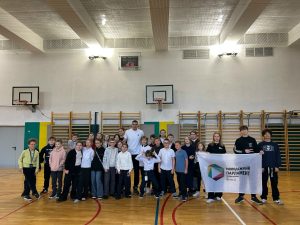 Активисты Молодежной палаты района провели утреннюю зарядку для школьников. Фото: официальная страница Молодежной палаты в социальных сетях