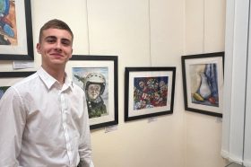 Ученик школы №2054 поучаствовал в выставке «Краски радости». Фото: официальная страница школы №2054 в социальных сетях