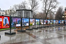 Фотовыставка «Построено в Москве» открылась на Цветном бульваре. Фото: пресс-служба комплекса градостроительной политики и строительства города Москвы