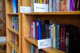 Детективный трагифарс организуют на сцене Культурного центра библиотеки №1. Фото: Ксения Догонашева, «Вечерняя Москва»