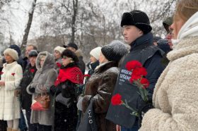 Члены Молодежной палаты почтили память защитников Ленинграда. Фото: официальная страница Молодежная палата в социальных сетях