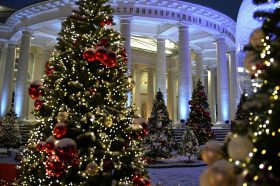 Сотрудники НМИЦ имени Николая Склифосовского открыли «Зимний сад благодарности медикам». Фото: Telegram-канал Научно-исследовательского института скорой помощи имени Николая Склифосовского