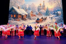 Члены Молодежной палаты Мещанского района поздравили активных жителей. Фото: официальная страница Молодежная палата в социальных сетях