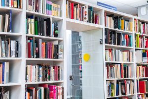 Книжная выставка «Лично в ручки Почемучке» откроется в библиотеке для слепых. Фото: Ксения Догонашева, «Вечерняя Москва»