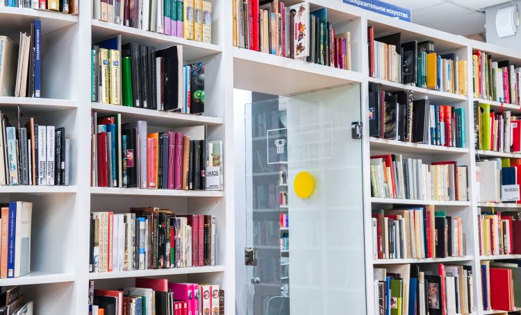 Книжная выставка «Лично в ручки Почемучке» откроется в библиотеке для слепых. Фото: Ксения Догонашева, «Вечерняя Москва»