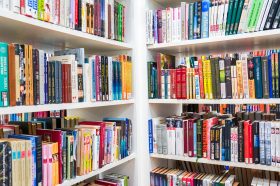 Мероприятие «Искры серебряного века» организуют в библиотеке для слепых. Фото: Изображение / 1447067 (5862:3908 px) 24-01-2025 15:40 Библиотека им. Н.А Некрасова / книги / Фото: Ксения Догонашева, «Вечерняя Москва»