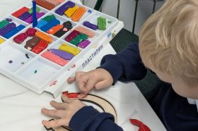 Семейную арт-терапию «Сад эмоций нашей семьи» организуют в центре «Цаоевенок». Фото: пресс-служба центра «Цаоевенок»