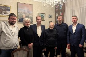 Ветерана-дипломата Погоса Акопова навестили в Мещанском районе. Фото: Telegram-канал главы управ Мещанского района Дмитрия Башарова