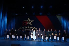 Защитников Отечества чествовали на сцене театра Российской Армии. Фото: официальная страница Молодежной палаты в социальных сетях