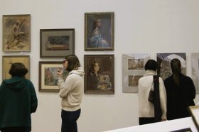 Выставку преподавателей кафедры «Рисунок» организовали в МАРХИ. Фото: официальная страница МАРХИ в социальных сетях